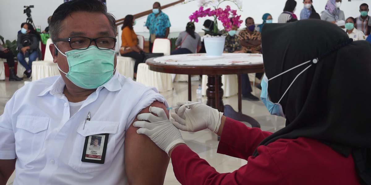 Jonny Lingga disuntik vaksin covid-19.   Foto: Dok/Papua60detik